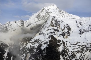 Felsen und Geroell von einem Felssturz liegen auf dem Birchgletscher, an einer Flanke des Berges Bietschhorn im Loetschental, am Montag, 19. Mai 2025, aufgenommen auf einer Alp ueber der Ortschaft Wiler. Das Dorf Blatten VS im Loetschental musste wegen der Gefahr eines Felssturzes komplett evakuiert werden. Betroffen sind rund 300 Personen. (KEYSTONE/Peter Klaunzer)